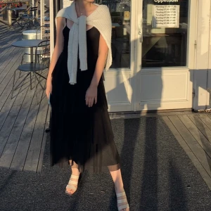 Klänning med volanger från Nakd - Superfin lång klänning med volanger från NAKD!! 💕 Är 173cm lång för referens ✨