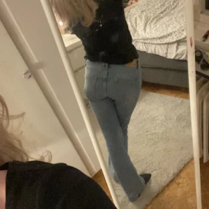 bästa jeansen👌🏼 - Super sköna och snygga lågmidjade bootcut jeans, helt oanvända, säljer för jag har 2 par💘 Mina absoluta favorit jeans och har använt de andra paret sååå ofta!! Väldigt sköna och sitter som en smäck😫 Nypris 400 ❤️