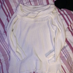 Stickad tröja - Vit stickad tröja lite kort i armarna köpte på nån utförsäljning 