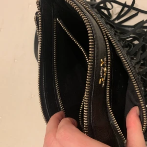 Trendig och unik zadig väska  - Trendig och unik zadig väska. Jätte snygg och gör varje outfit lite coolare! Inga defekter och en plånbok följer med. 