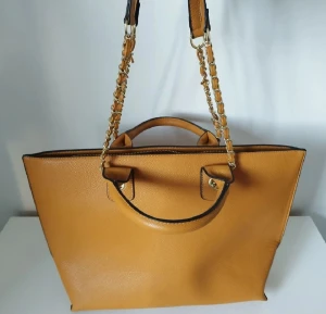 Don Donna väska  - Väska inköpt i juli 2022 under en Stockholmsresa, därefter använd en gång. Nyskick, inga anmärkningar eller slitage. Två innerfack varav en med dragkedja. Stängs med dragkedja. Senapsgul i färgen. Nypris; 699;-