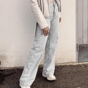 Raka jeans  - Ljusblåa raka jeans från zara.  Använda ett fåtal gånger.