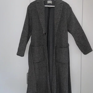 Vår/Höst kappa - Neo Noir - Vår/Höst kappa i storlek XS.  Använd ett fåtal gånger, fint skick!