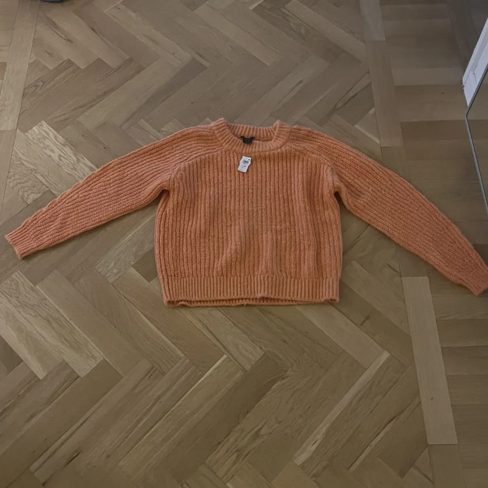 Säljer denna orange stickade tröjan ifrån Lindex, nypris 650❤️aldrig använd, lapp finns kvar. . Stickat.