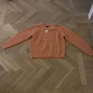 Säljer denna orange stickade tröjan ifrån Lindex, nypris 650❤️aldrig använd, lapp finns kvar. 