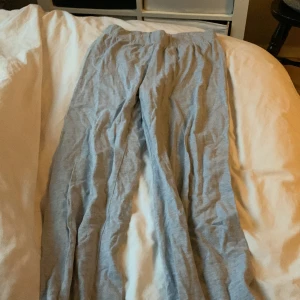 Byxor - Säljer de här byxorna som jag aldrig själv har använt men fick den av en släkting 💗