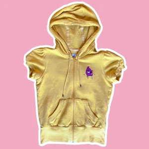 Adidaskofta - Cool och unik adidaskofta med korta ärmar. Köpt på en vintagebutik i Paris💛