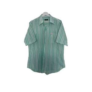 Vintage burberry skjorta  - Fint vintage skick inga som helst brister förutom nå små knappt synliga fläckar! Storlek large på lappen sitter tt