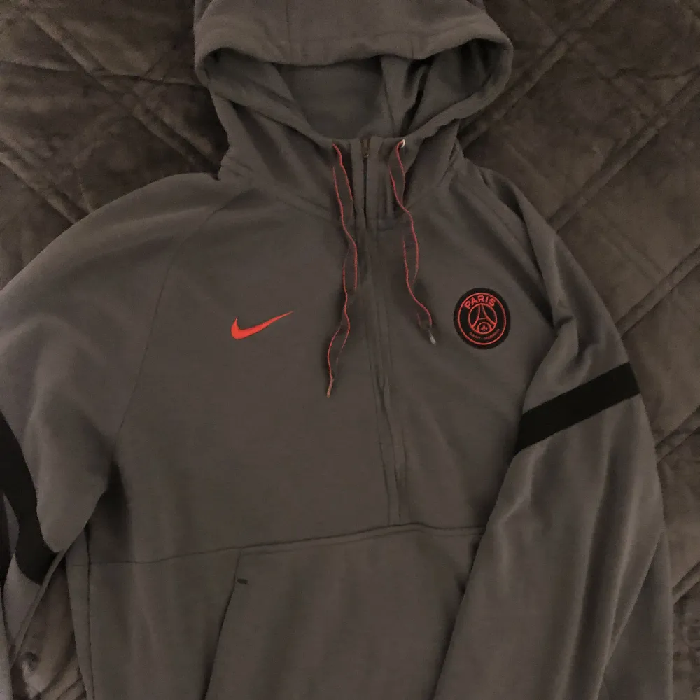 Nike Psg hoodie i mycket bra skick, har använt den 3-4 gånger men den ser helt ny ut säljer den för att den är lite stor på mig Storlek XL Nypris: 900kr Mitt pris: 400kr. Tröjor & Koftor.