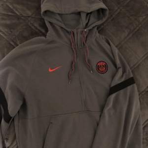 Nike Psg hoodie i mycket bra skick, har använt den 3-4 gånger men den ser helt ny ut säljer den för att den är lite stor på mig Storlek XL Nypris: 900kr Mitt pris: 400kr