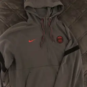 Nike Psg hoodie i mycket bra skick, har använt den 3-4 gånger men den ser helt ny ut säljer den för att den är lite stor på mig Storlek XL Nypris: 900kr Mitt pris: 400kr