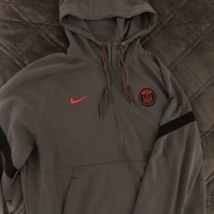 Psg Hoodie - Nike Psg hoodie i mycket bra skick, har använt den 3-4 gånger men den ser helt ny ut säljer den för att den är lite stor på mig Storlek XL Nypris: 900kr Mitt pris: 400kr
