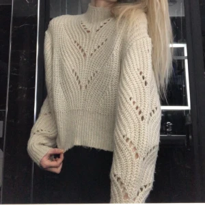 Stickad tröja  - Croppad model. Från Lindex. 