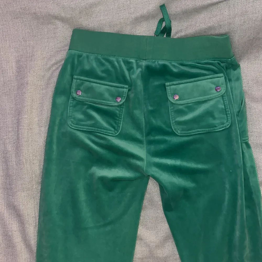 Mjukisbyxor från Juicy Couture färgen gumdrop green strl M 700kr Använda ett fåtal gånger . Jeans & Byxor.