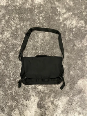 Svart axelväska - Alldrig använd. Meddela vid intresse !
