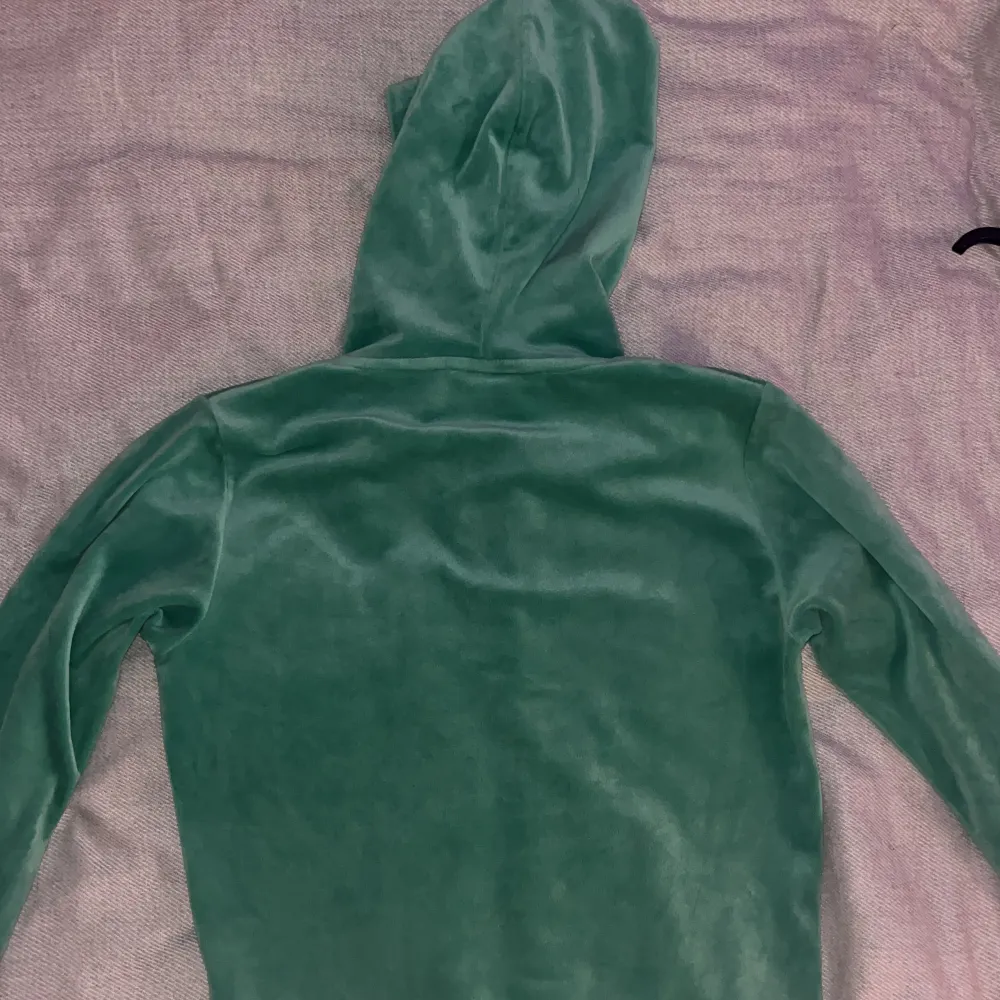 Juicy couture Zip hoodie färgen gumdrop green Strl S  800kr Använd ett fåtal gånger. Hoodies.