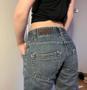 Jeans - Jättefina straightleg jeans från vero moda. Tycker om de jättemycket men de har tyvärr blivit för små (bilderna är på en kompis) Pris kan diskuteras 