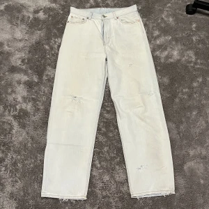 Ljusblå jeans - Jeansen är i relativt bra skick och finns bara lite tecken på användning.  Dem har en rak/baggy passform. Meddela vid intresse !