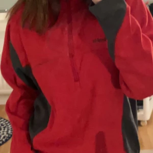 Columbia tröja  - Den är köpt på secand hand, säljer pga av att jag inte får nån användning av den👍 den är i strl M 