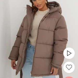 Dunjacka - Sjukt snygg du jacka från Nelly. Band ej. Storlek 36. Använd ca 5 gånger totalt. Säljer då jag beställde 2 olika storlekar, men ville testa båda, men bara använd 5 gånger totalt. Köpt för 799, mitt pris 399kr