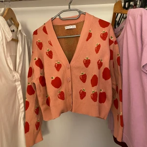 🍓🍰kofta - Kofta från Stradivarius i storlek S med jordgubbar 🍓 och äpplen 🍎 