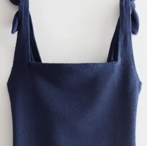 Baddräkt från &Other stories sorlek 38, helt ny. - Marinblå baddräkt från &Other stories stl 38, ny endast provad, nypris 499:-.