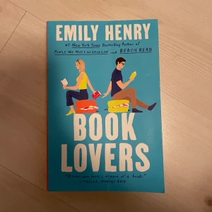 Book lovers  - Book lovers av Emily Henry! Bra skick, några små skador här och där men inget stort.