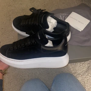 Alexander Mcqueen sneakers - Säljer mina fina sammets mcqueens. Jag har både dustbags, box och kvitto. Dem är köpta för ca 5000 kr och säljer då dem är försmå. Dem är i storlek 39 men passar 38. Dem är i princip helt oanvända, endast använt dem ute 1 gång. Skriv för fler bilder 🥰