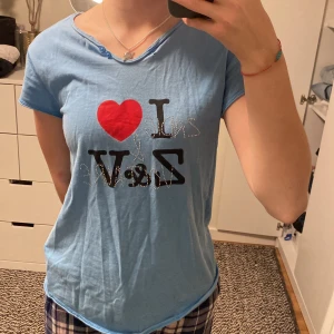 zadig t-shirt  - super fin zadig t-shirt. köpte för 2 år sen men använd få gånger. sista bilden ser man det lilla hålet vid halsen. man ser knappt den när man har på sig tröjan. nypris 600