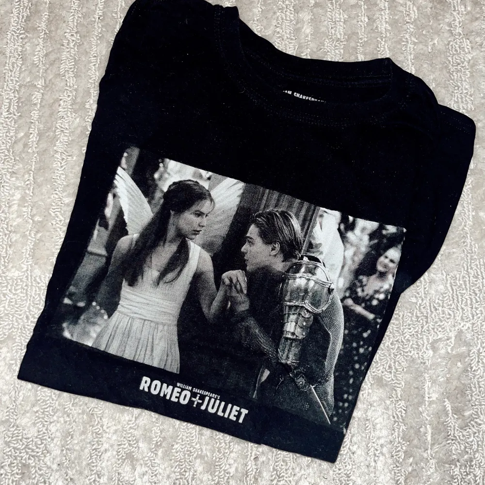 Superfin retro t-shirt med Romeo & Juliet tryck.  Storlek M  Nypris: 299:- . T-shirts.