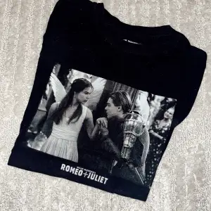 Superfin retro t-shirt med Romeo & Juliet tryck.  Storlek M  Nypris: 299:- 