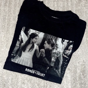 Romeo & Juliet T-shirt - M - Superfin retro t-shirt med Romeo & Juliet tryck.  Storlek M  Nypris: 299:- 