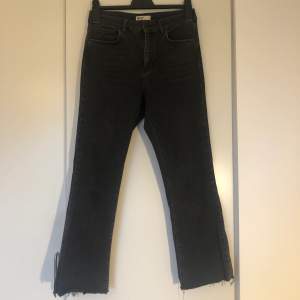 Jeans i modellen Ylva kick flare från Ginatricot. Färgen är offblack och storlek 38. Fint skick! 