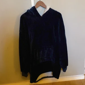 Mys hoodie - Jätte mysig och varm ”hoodie” man kan ha hemma när de e kyligt💕🥰 använd nån gång men helt i nyskick! Köpte den för 500 kr ny💞 trendig!