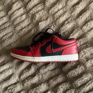 Air Jordan - Säljer mina air Jordan skor då jag tyvärr inte använder de längre 💕De är i fint skick! Skriv för mer bilder. 