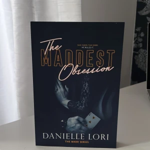The maddest obsession - Jättebra bok som jag läst flera gånger, dock bara en gång med denna fysiska, sen har den stått i hyllan, jättefint skick! Köpte för ett tag sen på adlibris för ca 180 kr. Säljer för 150 kr + frakt 