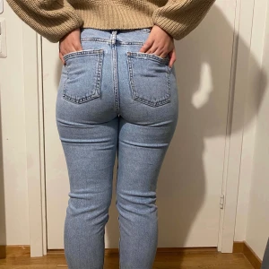 Ljusblåa jeans från only - Ett par ljusblåa jeans från only, de är lite kortare i benen så jag har använt de på sommaren men de är i jättebra skick. De formar sig jättefint till kroppen! (På första bilden ser det ut som att de har någon fläck men det är bara skugga!!)