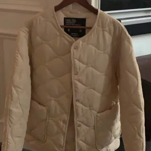 Quiltad jacka - Oanvänd jacka från stradivarius!! Sitter oversized på ett snyggt sätt tkr jag och jag är 160-170❤️