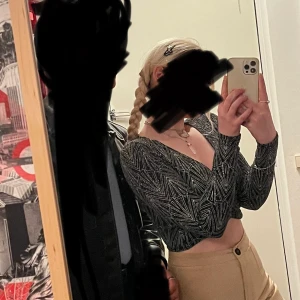 Divided - Glittrig topp - Så fin glittrig topp från Divided! 😍 Passar så bra att ha till fester eller ute!  Glittrar som tusan och passar till ALLT ☺️💓