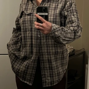 Skjorta - Overzised rutig skjorta!!! Skriv vid intresse
