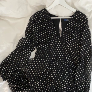 Prickig klänning  - Prickig klänning från Ralph Lauren i storlek 8 🥰 Är i fint skick och i ett svalt/fladdrigt material ❣️
