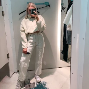 Vita Cargo - Vita Cargobyxor från Weekday (lite åt creme-vita hållet) High-waisted. Knappt använda ✨  Kan ev möta upp i Stockholm, annars betalar köparen frakt 🥰
