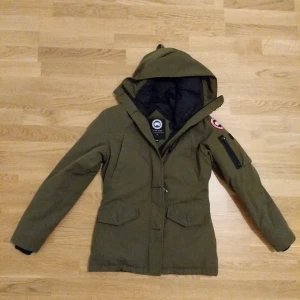 Montebello Canada Goose jacka (XS)  - Canada goose Montebello jacka, storlek XS, dam.  Säljer för den är för små för mig. Jättebra skick. Ny kemtvättad och färdig att användas.