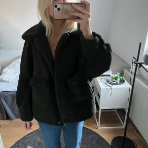 grön teddyjacka zara - grön teddyjacka från zara💕
