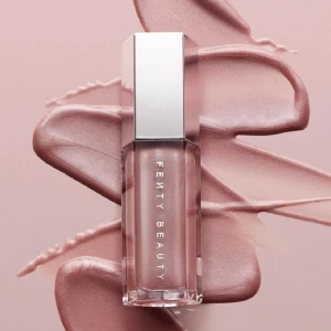 Fenty Beauty By Rihanna Glossbomb "Fu$$y - FU$$Y. Uppskattat ca 85/90% kvar. Endast använd på kund med separat pensel. Fraktsumman blir 15kr (frakt m frimärke) vid direkt swish till mig, välj ej Köp Nu isåfall. Samfraktar för minsta möjliga frakt kostnad för dig. Kontakta mig angående detta