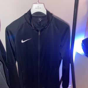 Nike tracktop  - Säljer min Nike tracktop eftersom den inte kommit till användning. Jätte fint skick inga hål eller fläckar. Storlek S passar också M. Hör av er om ni är intresserade.