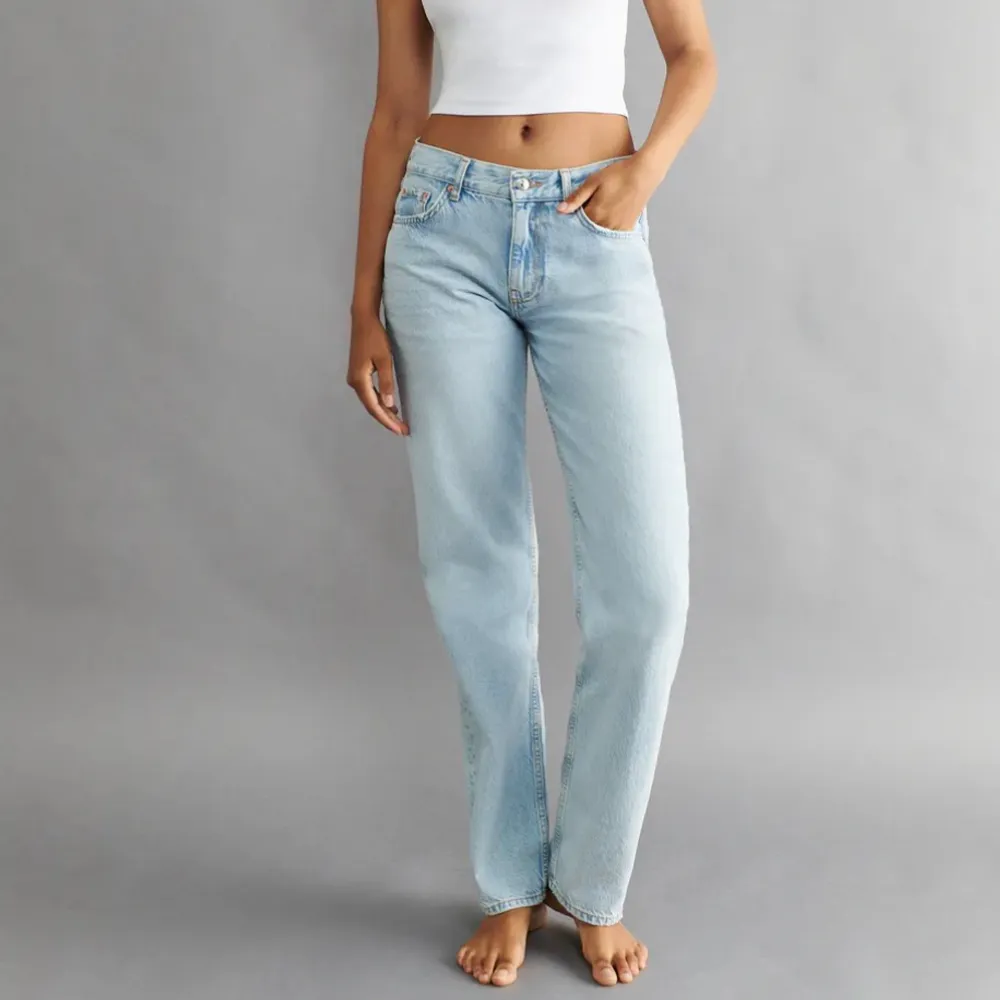 Superfina low waisted jeans från Gina Tricot. Använda fåtal gånger, så i fint skick!❤️ Nypris: 499kr. Är 175🫶🏼. Jeans & Byxor.