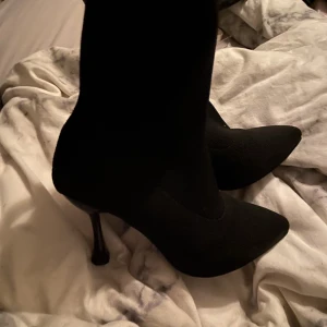 Klackskor  - Dessa har jag bara provat och det var när jag fick dem så dem är som nya och i bra skick. Har du några frågor eller vill ha fler bilder är det bara att höra av sig😊