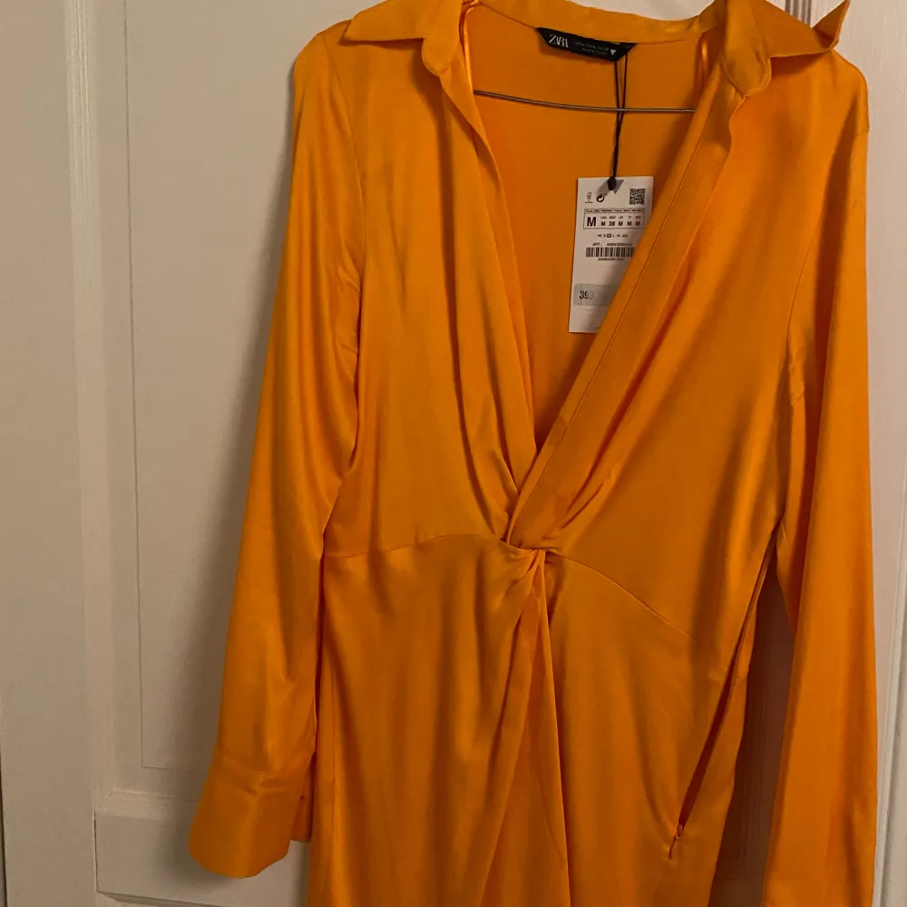 Orange klänning från Zara. Endast testad därav är prislappen kvar. Första bilden är inte exakt samma klänning då klänningen jag säljer är slutsåld och det var den mest liknande bilden jag kunde hitta. Strl M, 200kr exklusive frakt (+ frakt)😊. Klänningar.