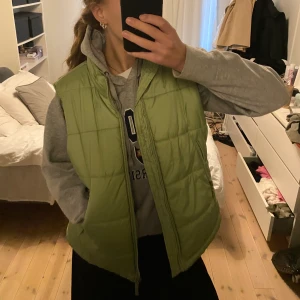 GRÖN VÄST - Snygg grön väst som inte kommer till användning… Strl L, jag är 1.72 och det är jag på bilderna. Köpt på secondhand. 100kr exklusive frakt (+ frakt)😊
